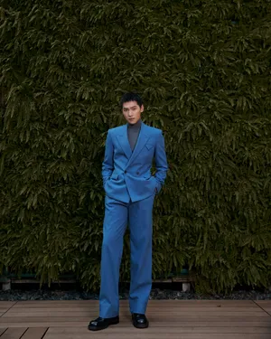 杨洋蓝色西服帅气写真图片_9