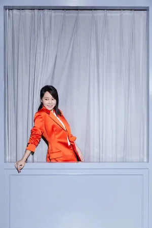 闫妮橘红西装动人写真图片_1