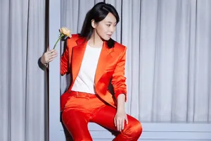 闫妮橘红西装动人写真图片