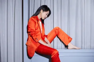闫妮橘红西装动人写真图片_4