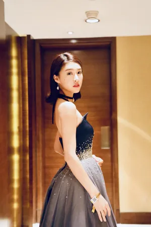 杜雨宸蓝色镶钻纱裙气质甜美写真_1