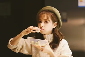 李一桐俏皮甜美写真图片_2