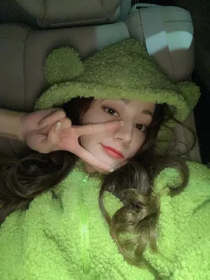 迪丽热巴慵懒自拍照图片_1