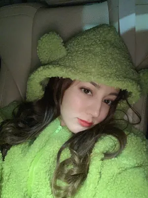 迪丽热巴慵懒自拍照图片_1