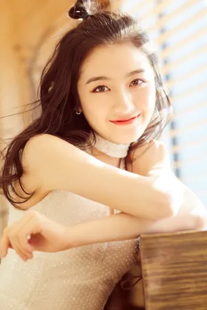 李兰迪心形丸子头性感图片