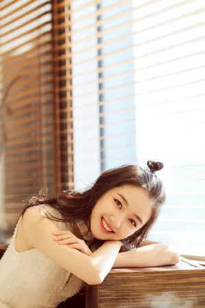 李兰迪心形丸子头性感图片_2
