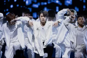 易烊千玺2019玊尔演唱会帅气图片_5