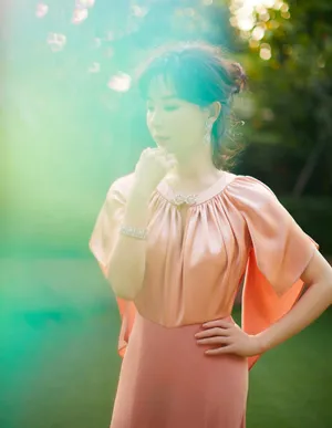 陈数粉裙温柔优雅写真图片_3