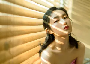 张子枫粉裙甜美写真图片