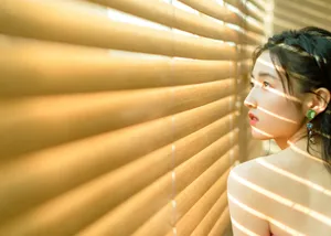 张子枫粉裙甜美写真图片_2