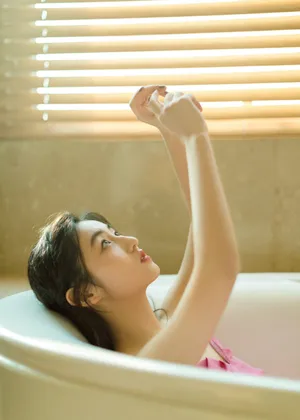 张子枫粉裙甜美写真图片_4