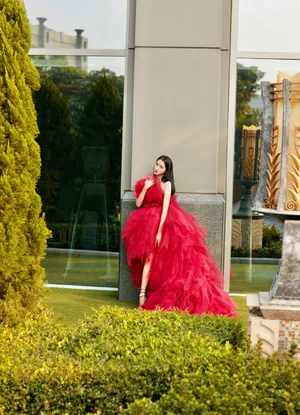 关晓彤红裙性感优雅写真图片_10