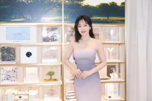 秦岚高挑纤细身材性感图片_4