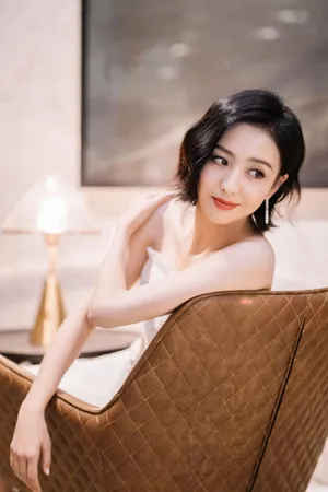 佟丽娅时尚浪漫性感写真图片