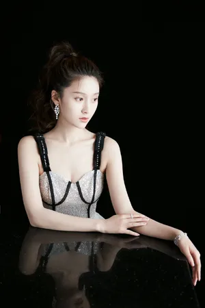 王子璇银色纱裙性感写真图片_4