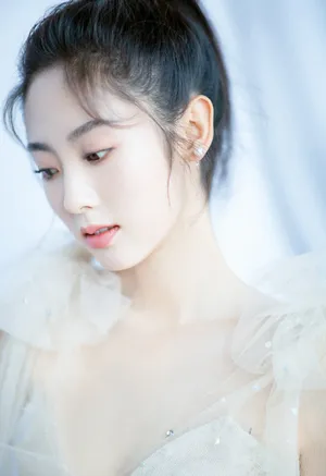 邢菲纯白优雅浪漫写真图片
