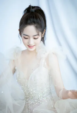 邢菲纯白优雅浪漫写真图片_3