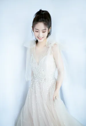 邢菲纯白优雅浪漫写真图片_4