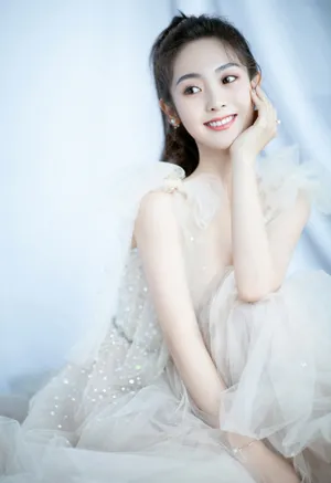 邢菲纯白优雅浪漫写真图片_6