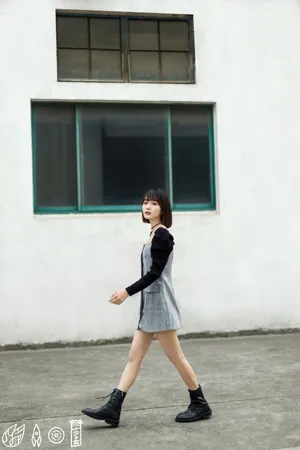 段奥娟元气街拍写真图片