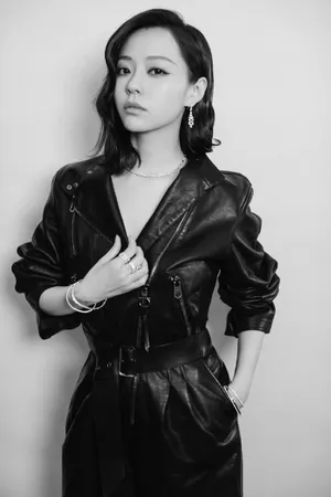 张靓颖皮衣性感甜酷写真图片