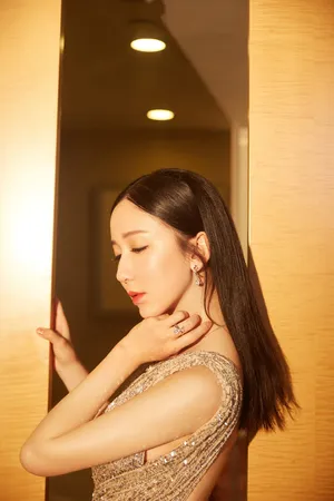 娄艺潇深v亮片裙性感写真图片_3