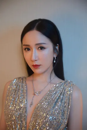 娄艺潇深v亮片裙性感写真图片_6