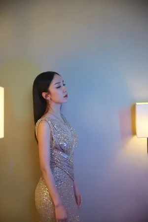 娄艺潇深v亮片裙性感写真图片_9