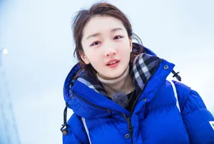 周冬雨羽绒服温暖写真图片_3