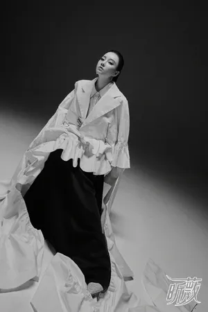 冯提莫精致黑白时尚写真图片_3