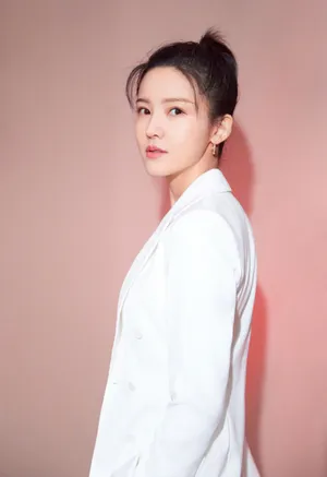 杨子姗纯白西装优雅写真图片