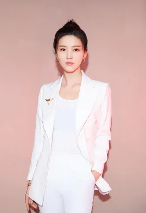 杨子姗纯白西装优雅写真图片
