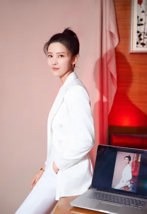 杨子姗纯白西装优雅写真图片_2