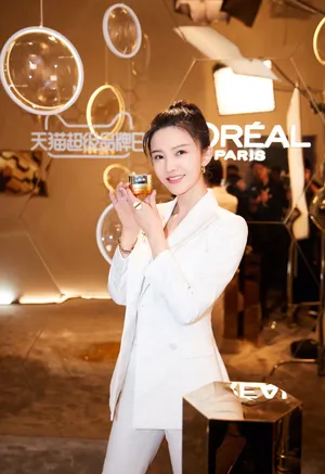 杨子姗纯白西装优雅写真图片_3
