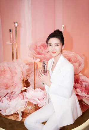 杨子姗纯白西装优雅写真图片_4