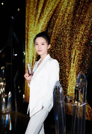 杨子姗纯白西装优雅写真图片_5