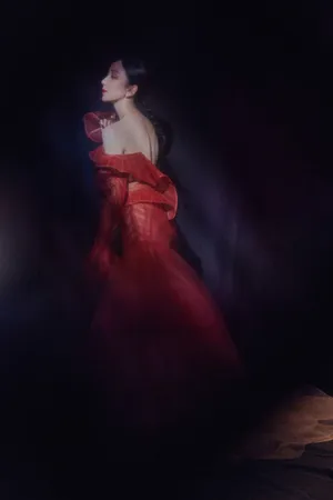 娄艺潇露肩礼服性感写真图片_5