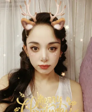 古力娜扎俏皮可爱自拍照图片