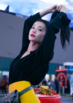 李一桐时尚甜酷街拍图片_5