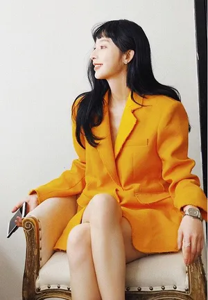 张俪黄色西服性感魅力写真