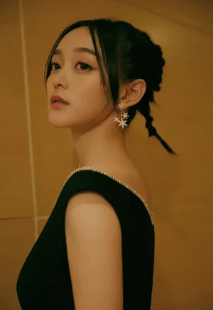 何泓姗优雅气质写真图片_1