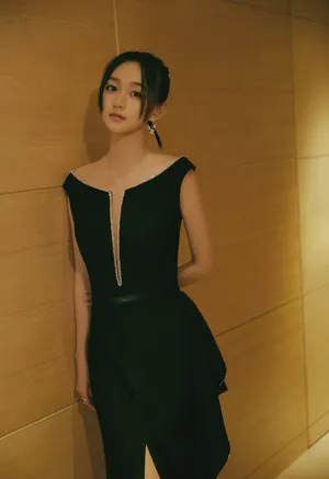 何泓姗优雅气质写真图片_2