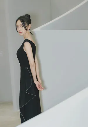 何泓姗优雅气质写真图片_4