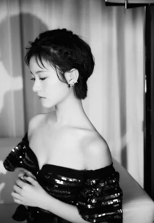 青年演员李庚希露肩礼服性感图片_1