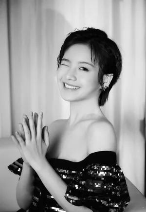 青年演员李庚希露肩礼服性感图片_2