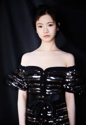 青年演员李庚希露肩礼服性感图片_4