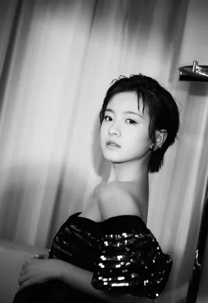 青年演员李庚希露肩礼服性感图片_8