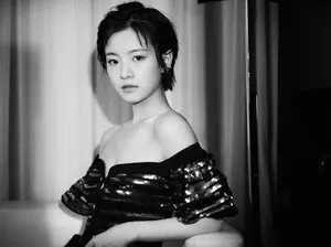 青年演员李庚希露肩礼服性感图片_9