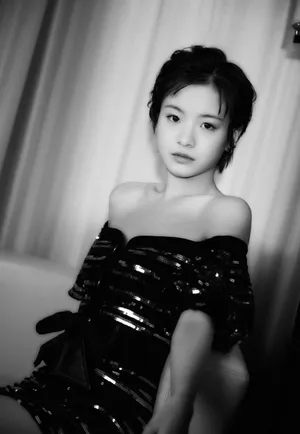 青年演员李庚希露肩礼服性感图片_10