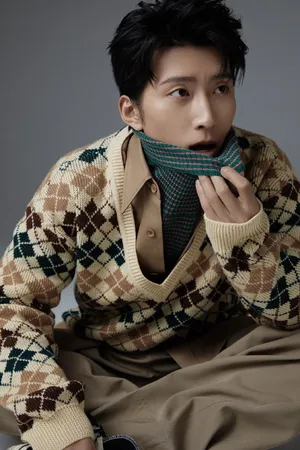 窦骁俏皮帅气圣诞写真图片_1